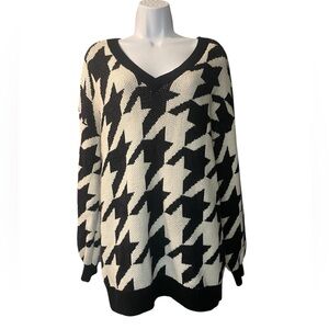 Bar Ill Women's Black Houndstooth Long Sleeve V-neck Sweater